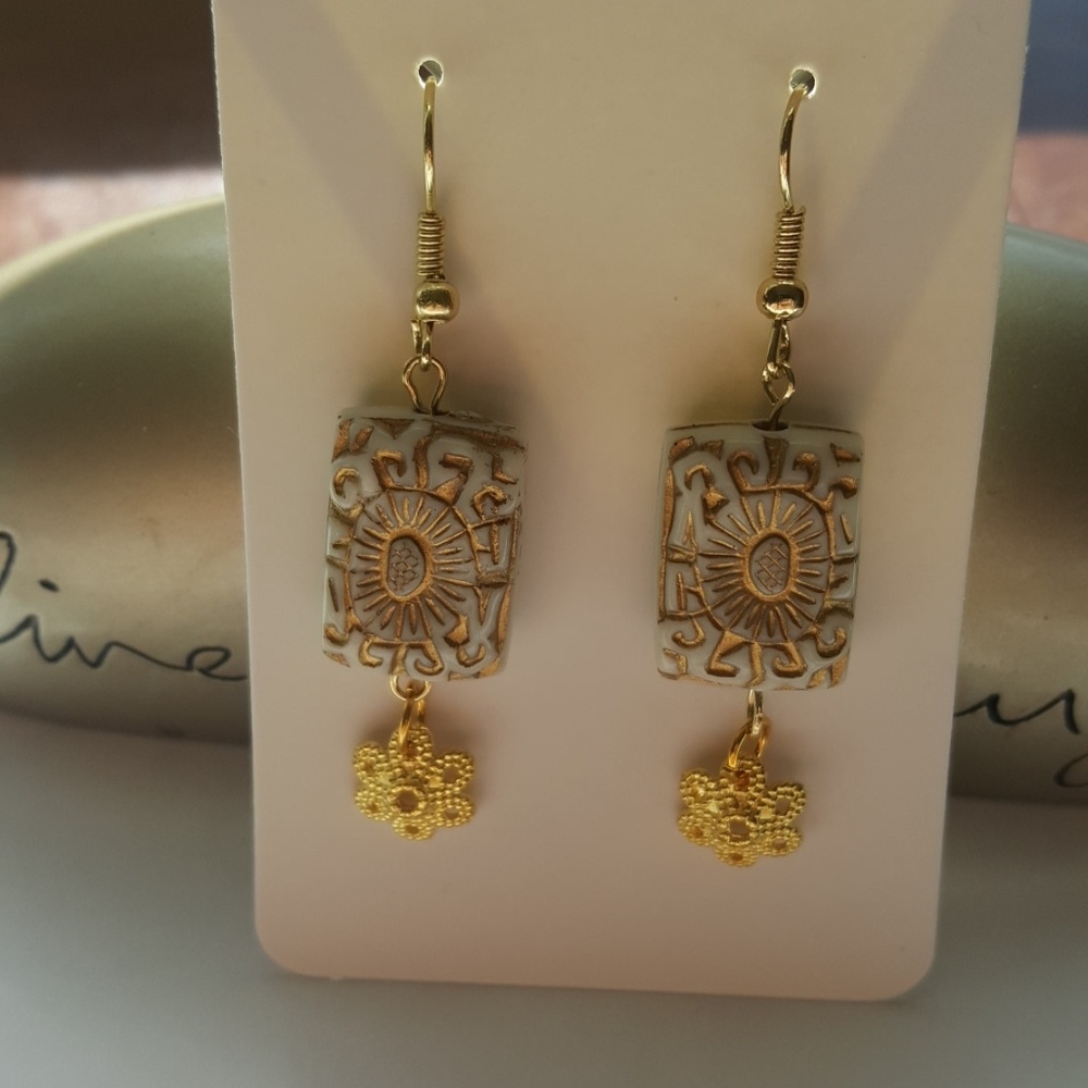 🕊️White and Gold💛 Statement Earrings🌻 - Picture 1 of 2